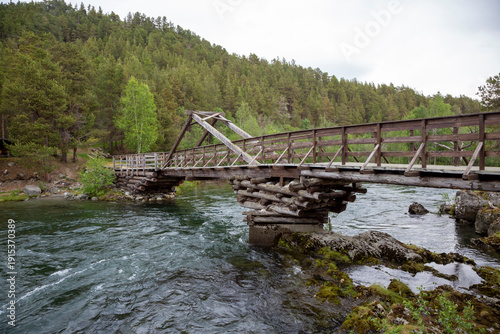 Foto Bergebrue bridge spans river Lagen in Lesja, Norway providing a serene fishing s
