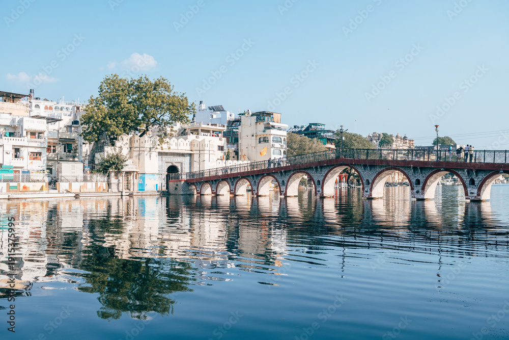 Obraz premium views of udaipur city and pichola lake, india