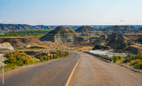 Fotografie Winding road in the Dinosaur Provincial Park, Alberta, Canada