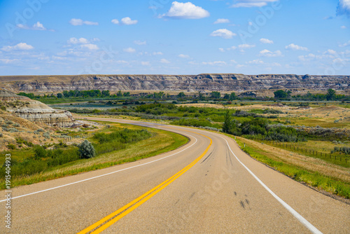 Tableau sur toile Winding road in the Dinosaur Provincial Park, Alberta, Canada