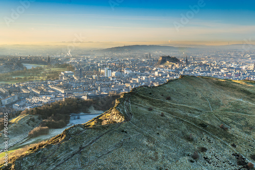 Quadro su tela Magnificent view of the Edinburgh landscape taken from Arthur's Seat and the Cra