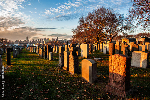 Valokuva New York City skyline viewed at sunset from historic Calvary Cemetery in Queens