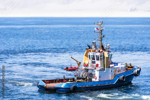 Foto Close-up of a harbor tugboat assisting mooring operations in the port of Mejillones