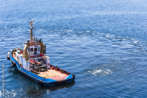 Schilderij op canvas Close-up of a harbor tugboat assisting mooring operations in the port of Mejillones