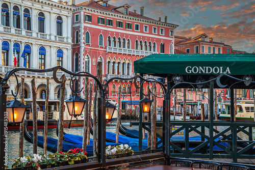 Billede på lærred Gondola station Traghetto di Riva del Vin (Sestiere di San Polo) on the Grand Canal, with gondoliers waiting for customers