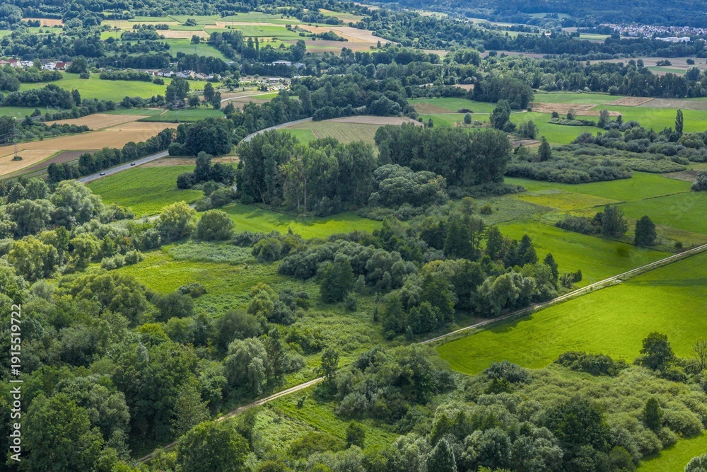 Obraz premium Sonniger Sommertag im Nürnberger Land in Mittelfranken rund um die Ortschaft Hohenstadt an der Pegnitz