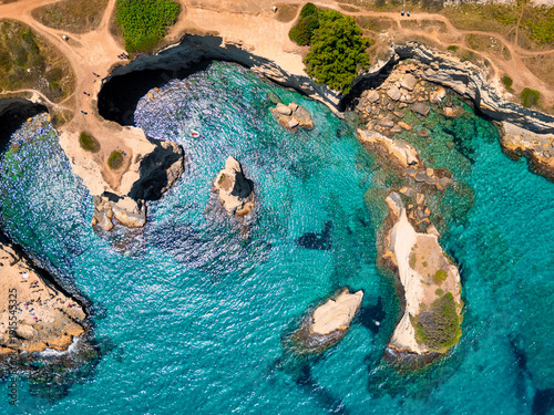 Fotografía Veduta aerea dei Faraglioni di Sant'Andrea e dell'Arco degli Innamorati - Salent