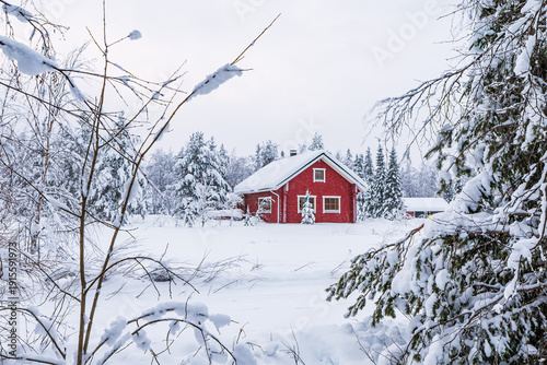 Φωτογραφία Landschaft im Winter mit Haus und Wald in Äkäslompolo, Finnland