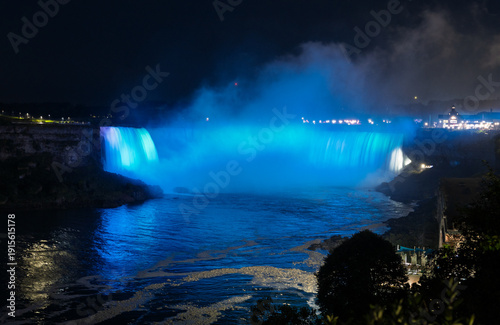 die wunderschönen Niagara Fälle, Horse Shoe Falls, bei Nacht, angestrahlt mit blauem Licht, gesehen von der kanadischen Seite - ein unvergesslicher Abend