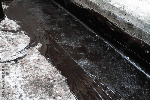 Fotografia Liquid membrane application on concrete floor with vertical upturn detail