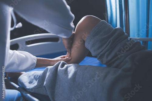 фотографія Rehabilitation therapy Professional male physiotherapists working in rehabilitation centers while treating male patients with leg and muscle pain