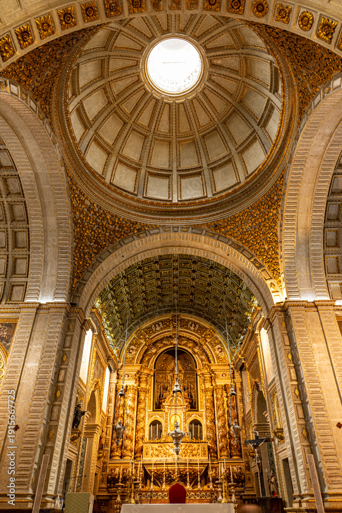 Obraz premium Interior of Sanctuary of Nazaré, Portugal – Majestic Dome and Ceiling Perspective