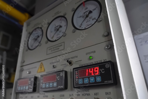 Tableau sur toile Pressure and temperature monitoring and control panels at gas condensate treatment plant