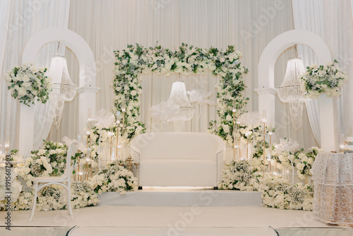 Fotografia Grand White Wedding Pelamin Stage Decor