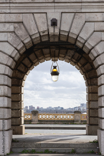 Gros plan sur un arche du pont de Bercy à Paris. 