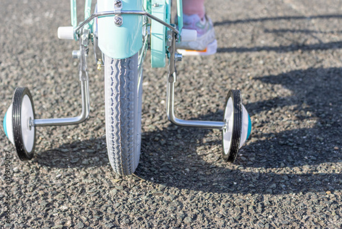 子ども用自転車の補助輪の接写