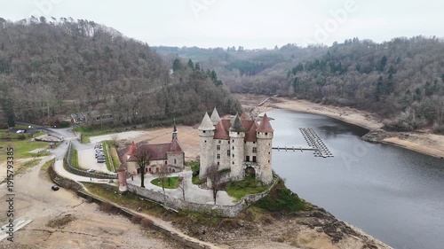 Survol du Château de Val au bord du lac en Auvergne, France