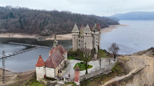 Survol du Château de Val au bord du lac en Auvergne, France