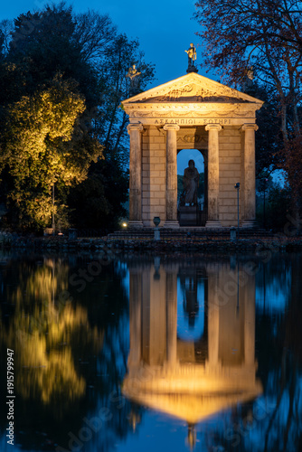 Tempio riflesso nel lago di notte