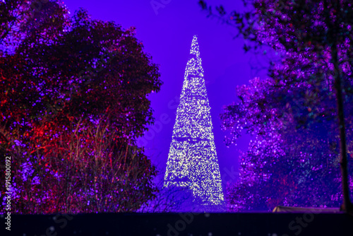 Albero di Natale moderno con luci 