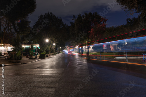Scia del BUS di notte, lunga esposizione