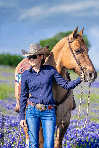 Foto Texas Cowgirl with Dun Quarter Horse in Texas Bluebonnets