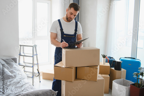 Fotografie Mover checking inventory for home relocation service