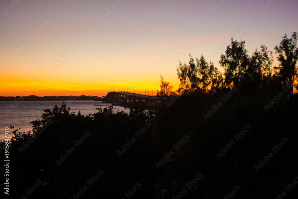 Fototapeta premium sunset over the water in Florida