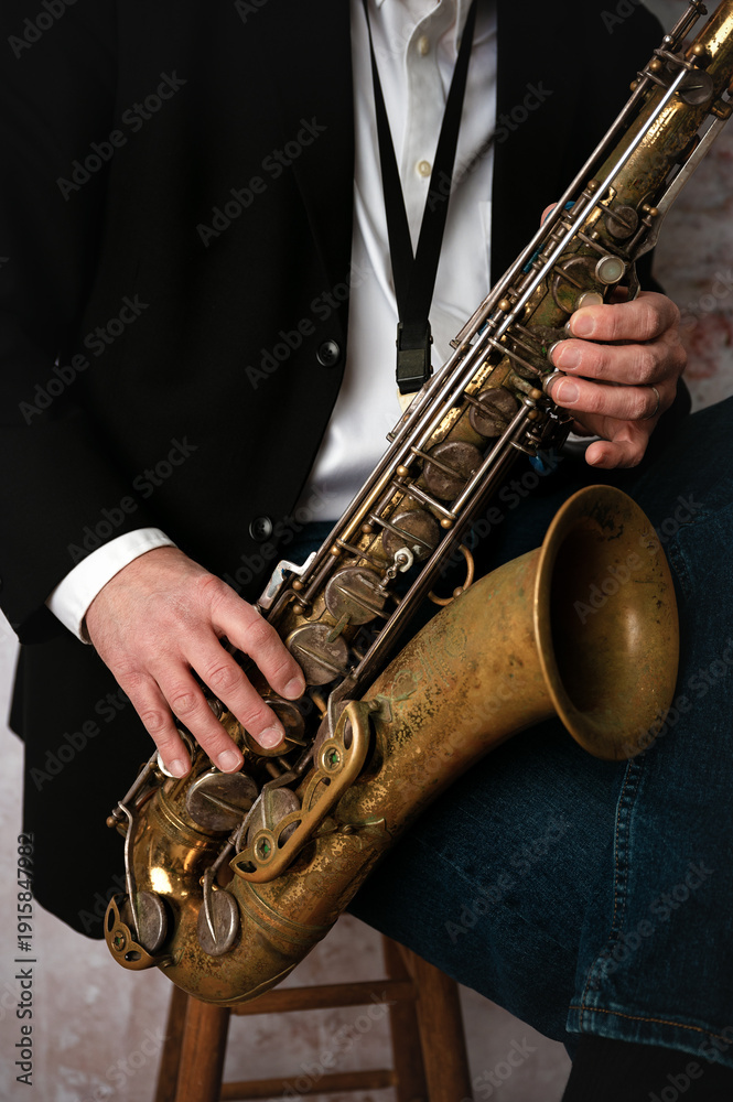 Obraz premium close up of man's hands playing tenor saxophone