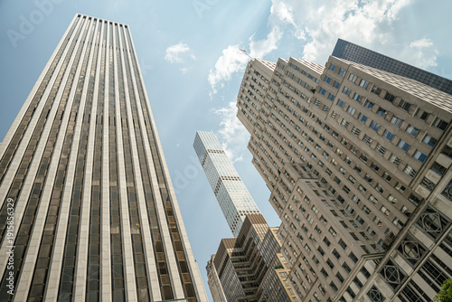 Cuadro en lienzo Towering skyscrapers rise above the streets of Midtown Manhattan under a bright summer sky