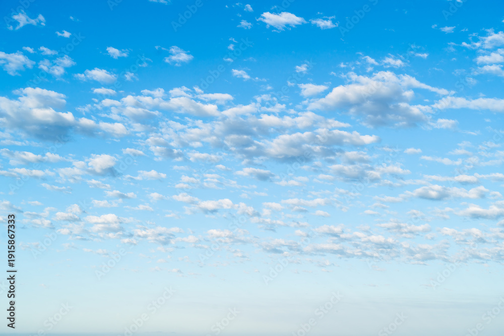 Fototapeta premium Peaceful summer sky with linear clouds.