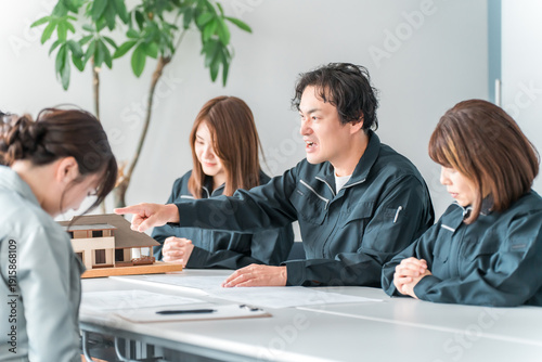 Foto A businessman in work clothes getting angry at the other party during a meeting,