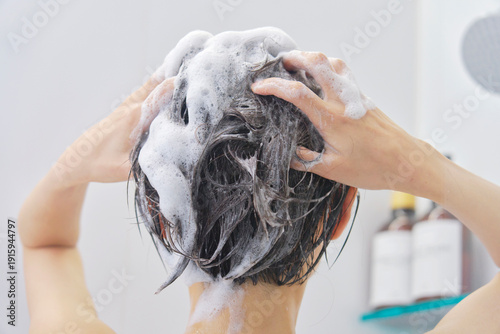 Wallpaper Mural バスルームで髪を洗う女性　後ろ姿 Torontodigital.ca