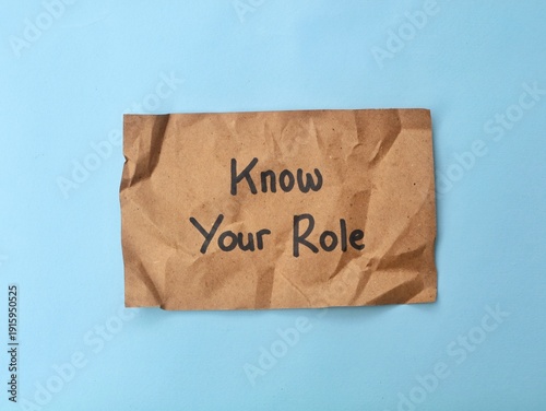 Obraz na płótnie Know your role message written on crumpled brown paper