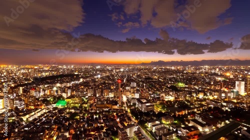 トワイライトに包まれる東京の都市風景　ドローンイメージ