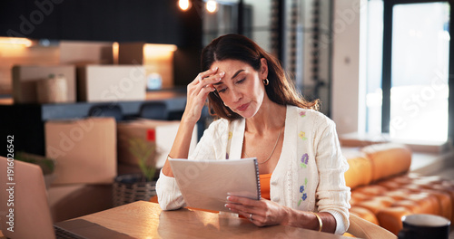 Foto Worry, woman and reading document at new house for property purchase, agreement and hidden fees