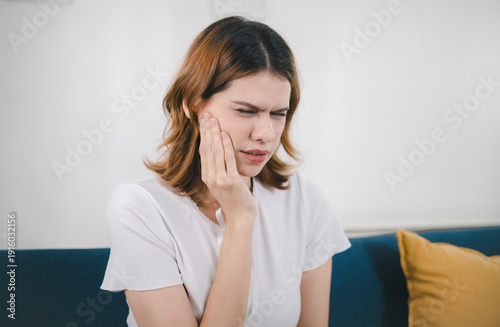 Quadro su tela Woman touching her cheek in pain, illustrating toothache, gum inflammation, dental sensitivity, or oral health problems, suitable for medical, dental, and wellness content