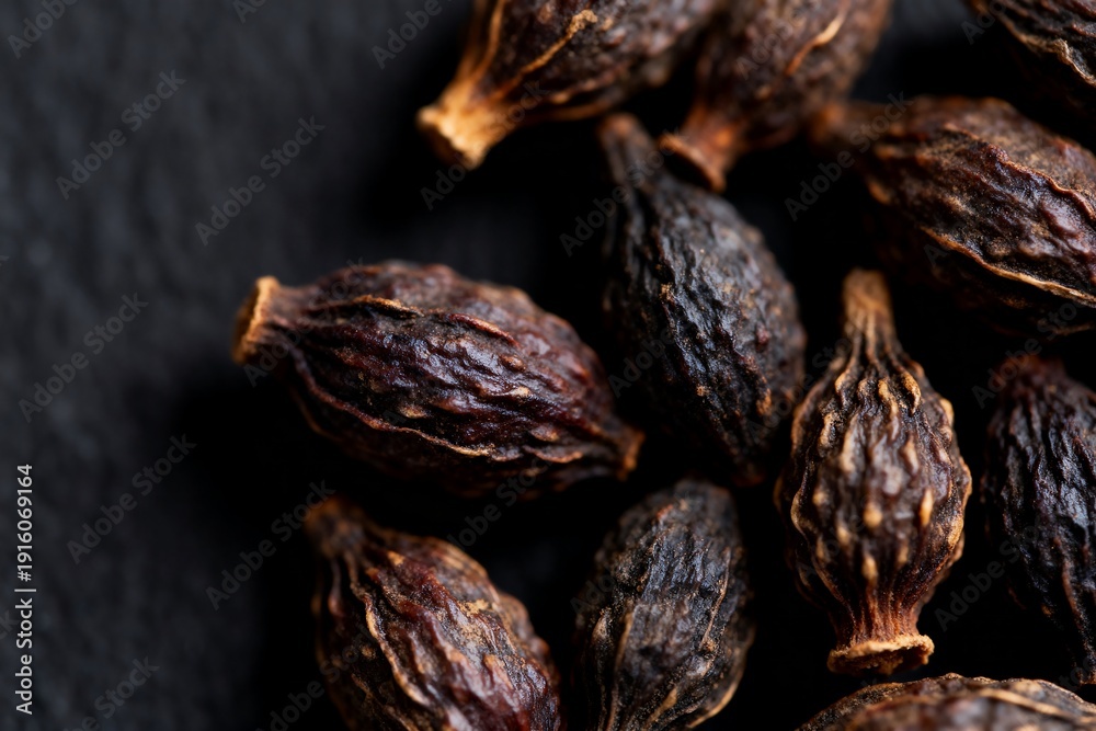 Obraz premium Close-up of several brown cardamom pods