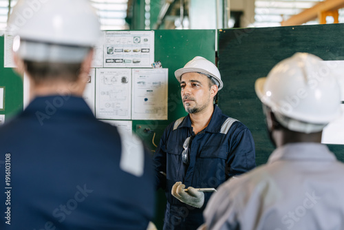 Fotografie Professional senior lead supervisor engineer man training young engineer team in