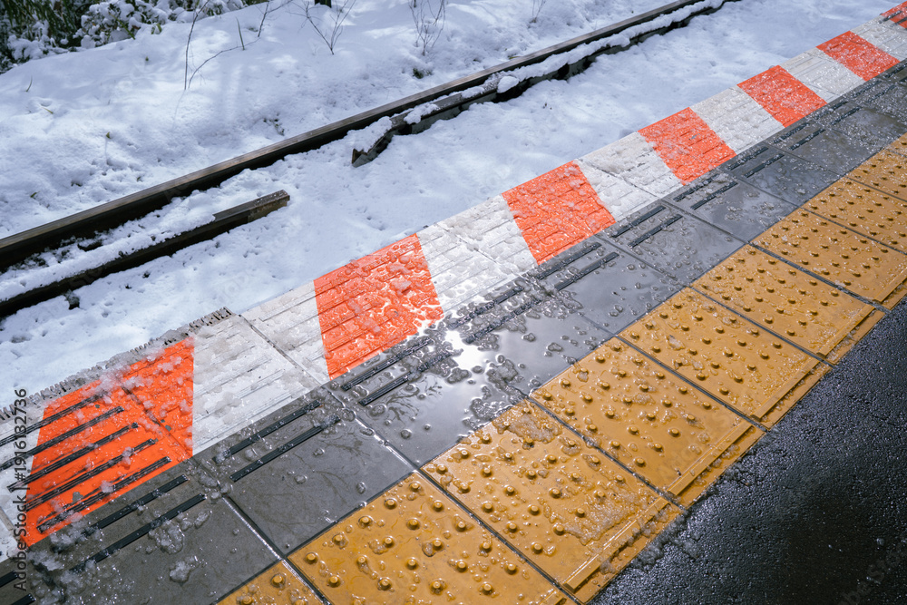 Fototapeta premium 雪の日の駅のホーム
