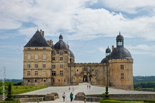 Tableau sur toile Visiteurs entrant ou sortant du château de Hautefort en Dordogne