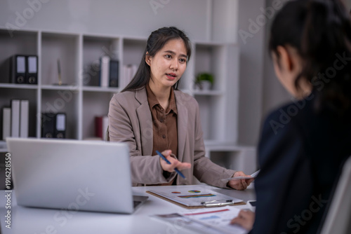Bild auf Leinwand Asian businesswoman consulting client in office meeting