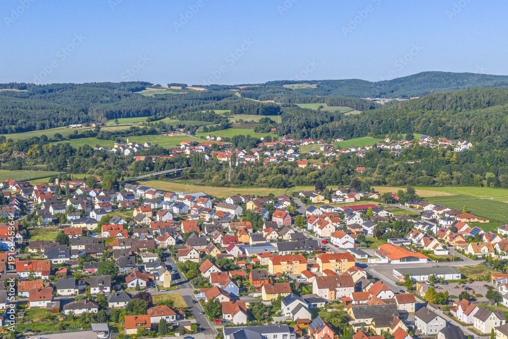 Fototapeta premium Wolkenloser Sommertag in Pfreimd im Naturpark Oberpfälzer Wald in Nordbayern