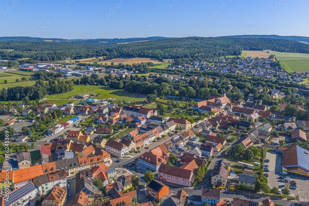 Obraz premium Ausblick von oben auf die Stadt Pfreimd im Naabtal im Oberpfälzer Kreis Schwandorf