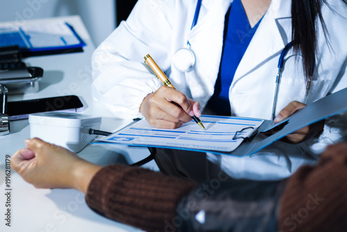 Fotografie A doctor's hands carefully taking a patient's blood pressure using a sphygmomanometer