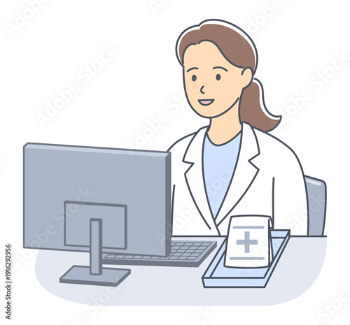 パソコンの前に座っている女性薬剤師