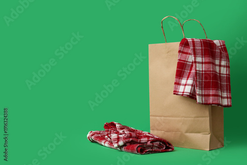Paper shopping bag with che...