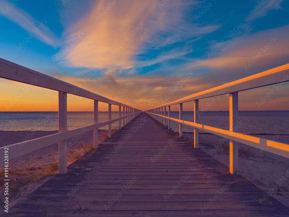Obraz premium pier on the sea at sunset time 