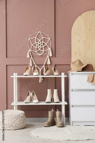 Shelf unit with stylish wom...