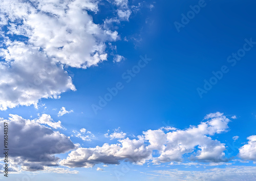 Φωτογραφία A feathery fanning of cumulus clouds in a serene, empty blue sky atmosphere